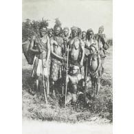 [Portrait de groupe d'une ethnie congolaise.]