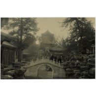 [Pont de marbre et kiosques situés dans l'enceinte du Palais de la Belle-Vue du Lac à Pékin.]