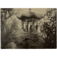 [Officiers français du corps expéditionnaire sous un kiosque dans le jardin chinois du palais de la Belle-Vue du Lac à Pékin.]