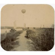 [Le ballon français et la section d'aérostiers du génie du corps expéditionnaire français en progression sur le canal du Petchili en Chine.]