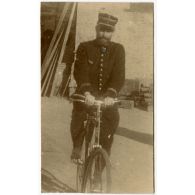 [Un lieutenant du corps expéditionnaire français en Chine sur son vélo.]