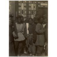 [Chine, 1900-1901. Le bourreau et sa lame (coupe-coupe). En arrière-plan, plusieurs marins allemands se préparent  à assister à l'exécution.]