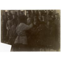[Chine, 1900-1901. La préparation d'un condamné. En arrière-plan, plusieurs marins allemands se préparent  à assister à l'exécution. ]