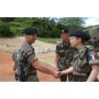 Le sous-lieutenant salue et converse avec les militaires luxembourgeois responsables du convoi et représentant la ville d'Hespérange donatrice du matériel.