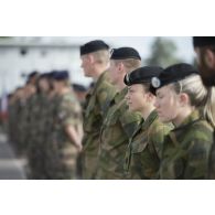 Rassemblement du détachement norvégien lors d'une cérémonie sur la place d'armes de Rukla.
