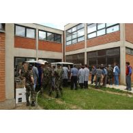 Déchargement du matériel informatique par les professeurs et les militaires luxembourgeois et français au sein de l'école.