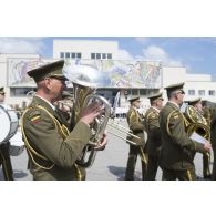 Défilé à pied de la musique de l'armée lituanienne à Alytus, en Lituanie.