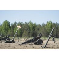 Tir d'obus par des mortiers lituaniens sur le terrain de manoeuvres du camp de Pabradé, en Lituanie.