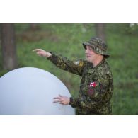 Un artilleur canadien gonfle un ballon sonde pour un relevé météorologique au camp de Pabradé, en Lituanie.