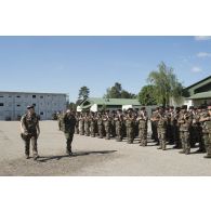 Le lieutenant-colonel Wolf Rüdiger Otto passe les troupes en revue en compagnie du lieutenant-colonel Rémi Scarpa lors d'une cérémonie sur la place d'armes du camp de Rukla, en Lituanie.