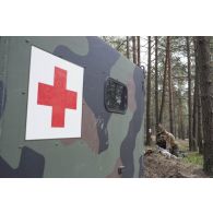 Des éléments de l'équipe médicale allemande s'exercent aux gestes de secours sur un mannequin lors d'un exercice sanitaire au sein du camp de Pabradé, en Lituanie.