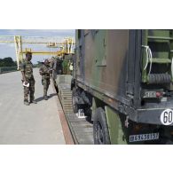 Des logisticiens du peloton de transport manutention du 511e régiment du train (511e RT) vérifient la livraison d'un camion TRM-2000 en gare de Sestokai, en Lituanie.