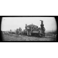 Ressons-sur-Matz (Oise). Locomotive sur voie étroite pour trains d'obus. [légende d’origine]
