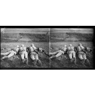 Arcis-le-Ponsard (Marne), concours de tir de la 10e Division d'infanterie, épreuve réservée aux équipes de fusiliers mitrailleurs, les concurrents exécutant un tir sur cible. [légende d’origine]