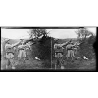 Arcis-le-Ponsard (Marne), concours de tir de la 10e Division d'infanterie, le tir au pistolet automatique. [légende d’origine]