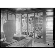 Boulogne, Pas-de-Calais, musée, vitrines renfermant des vases grecs détruits par le bombardement. [légende d'origine]