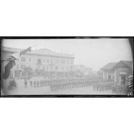 Desenzano. La présentation du drapeau du 78e régiment d'infanterie française après le défilé. [légende d'origine]