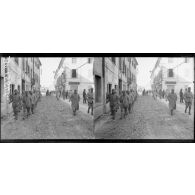 Route de Castelfranco. Détachement de soldats français allant à une corvée de route [légende d'origine]