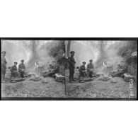 Soldats anglais se reposant autour d'une popote après l'attaque allemande. [légende d'origine]