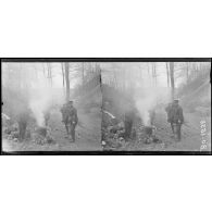 Soldats anglais se reposant autour d'une popote après l'attaque allemande. Un coin du camp. [légende d'origine]