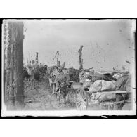Après Dancourt, les convois avançent sur Roye sur les routes démolies, au travers les anciennes tranchées 