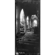 Chauny (Aisne). L'intérieur de l'église, différents aspects des effets de l'explosion. [légende d'origine]