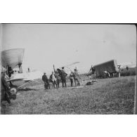 [Personnels de l'aviation militaire posant à côté de leurs avions Voisin, s.d.]