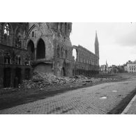 [Ruines de la Halle aux draps d'Ypres, s.d.]