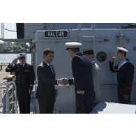 Le capitaine de corvette Laurent Nicolas accueille M. Philippe Jeantaud, ambassadeur de France en Lituanie à bord du chasseur de mines Céphée en mouillage à Klaipéda.