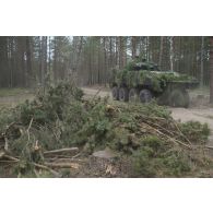 Un véhicule blindé de combat d'infanterie (VBCI) du 16e bataillon de chasseurs (16e BCh) progresse lors d'un exercice au sein du camp de Pabradé, en Lituanie.