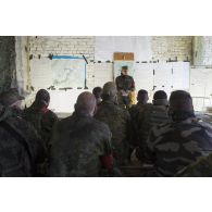 Le lieutenant-colonel Wolf Rüdiger Otto mène un exposé lors d'un briefing au camp de Pabradé, en Lituanie.