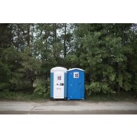 Toilettes de campagne du camp de Pabradé, en Lituanie.