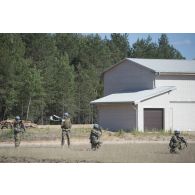 Un groupe de soldats américains s'apprête à envoyer un drone pour une reconnaissance de zone lors d'un exercice au camp de Pabradé, en Lituanie.