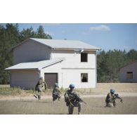 Un groupe de soldats américains envoie un drone pour une reconnaissance de zone lors d'un exercice au camp de Pabradé, en Lituanie.