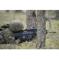 Un soldat lituanien tient une position de tir lors d'un exercice au camp de Pabradé, en Lituanie.