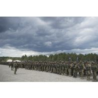Rassemblement des troupes lors d'une cérémonie sur la place d'armes du camp de Pabradé, en Lituanie.