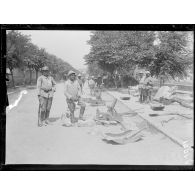 31 août 1916, Salonique. Rue du roi Nicolas. Batterie de crapouillots en position pour tirer sur les casernes. [légende d'origine]