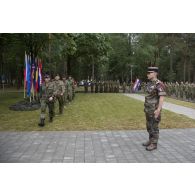 Formation d'un piquet pour une remise de médaille par le lieutenant-colonel Rémi Scarpa, lors d'une cérémonie à Rukla, en Lituanie.