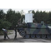 Des cavaliers du 501e régiment de chars de combat (501e RCC) approvisionnent un char Leclerc en obus lors d'un exercice au camp de Pabradé, en Lituanie.