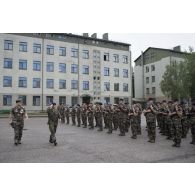 Les lieutenants-colonels Wolf Rudiger Otto et Rémi Scarpa passent les troupes en revue lors d'une cérémonie à Rukla, en Lituanie.