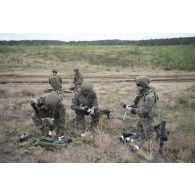 Des soldats du 16e bataillon de chasseurs (16e BCh) préparent des munitions pour lance-grenades individuel (LGI) lors d'un exercice au camp de Pabradé, en Lituanie.