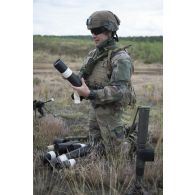Un soldat du 16e bataillon de chasseurs (16e BCh) prépare des munitions pour lance-grenades individuel (LGI) lors d'un exercice au camp de Pabradé, en Lituanie.