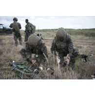 Des soldats du 16e bataillon de chasseurs (16e BCh) préparent des munitions pour lance-grenades individuel (LGI) lors d'un exercice au camp de Pabradé, en Lituanie.