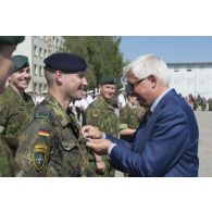 Le vice-ministre de la Défense lituanienne remet la médaille du mérite du système de Défense nationale au lieutenant-colonel Wolf Rudiger Otto lors d'une cérémonie à Rukla, en Lituanie.