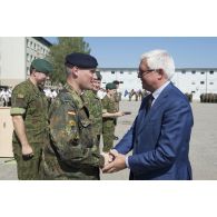 Le vice-ministre de la Défense lituanienne monsieur Vytautas Umbrasas remet la médaille du mérite du système de Défense nationale au lieutenant-colonel Wolf Rudiger Otto lors d'une cérémonie à Rukla, en Lituanie.