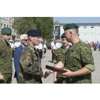 Le général de brigade Valdemaras Rupsys remet un cadeau au lieutenant-colonel Wolf Rudiger Otto lors d'une cérémonie à Rukla, en Lituanie.