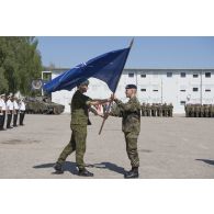 Le lieutenant-colonel Wolf Rudiger Otto remet le drapeau de l'OTAN au colonel Mindaugas Steponavicius lors d'une cérémonie à Rukla, en Lituanie.