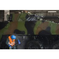 Décontamination d'un véhicule blindé de combat d'infanterie (VBCI) à Jonava, en Lituanie.