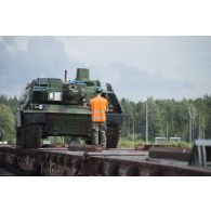 Un logisticien du 511e régiment du train (511e RT) guide le transbordement d'un char Leclerc du 501e régiment de chars de combat (501e RCC) depuis un train à Mockava, en Lituanie.