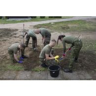 Des soldats participent à l'entretien d'un terrain à Pabradé, en Lituanie.